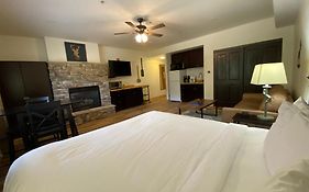 Studios At Gateway Lodge